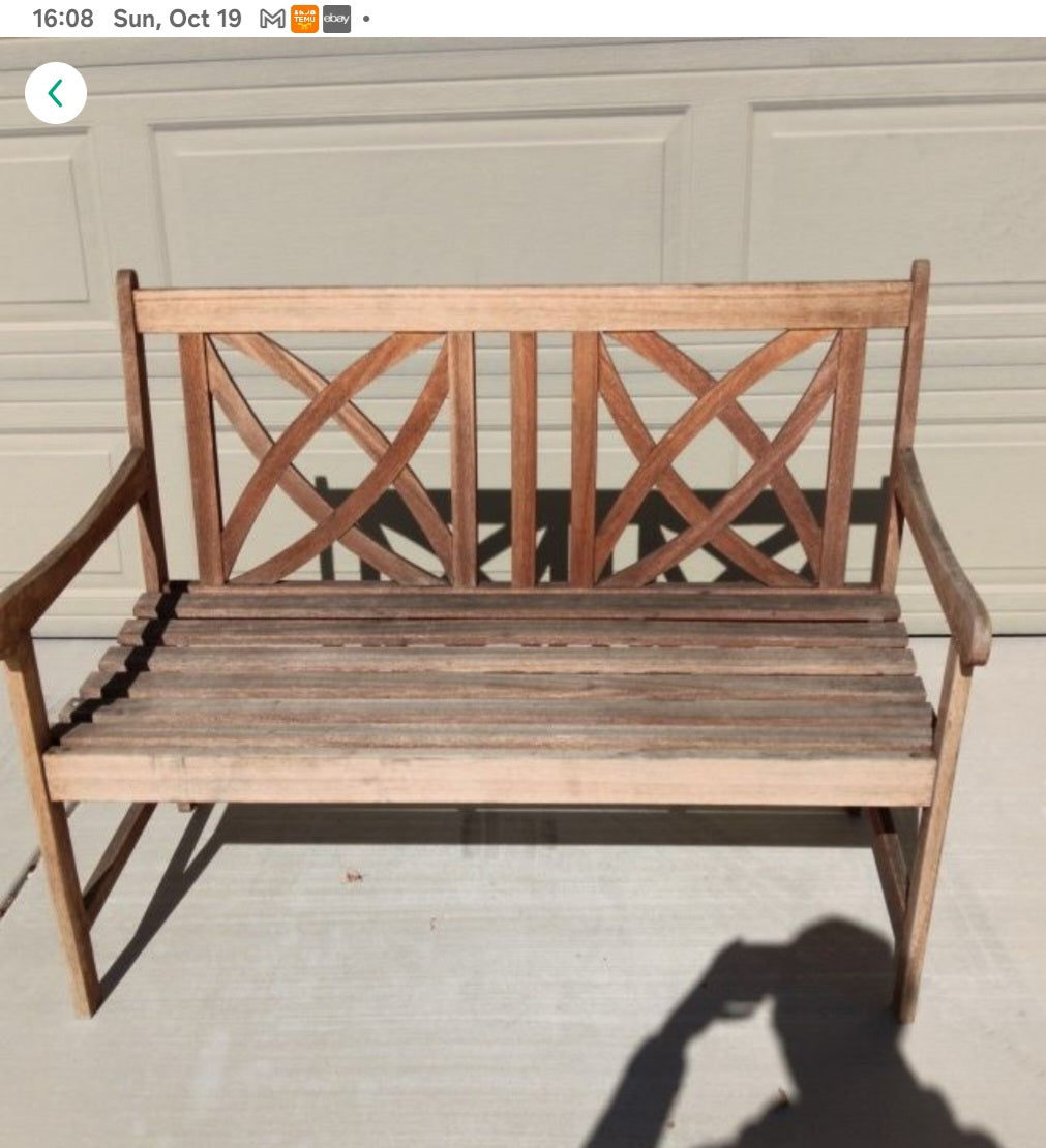4 feet wood bench, in great shape, local pick up. 44 inch long, 18 inch deep, 20 inch tall.
