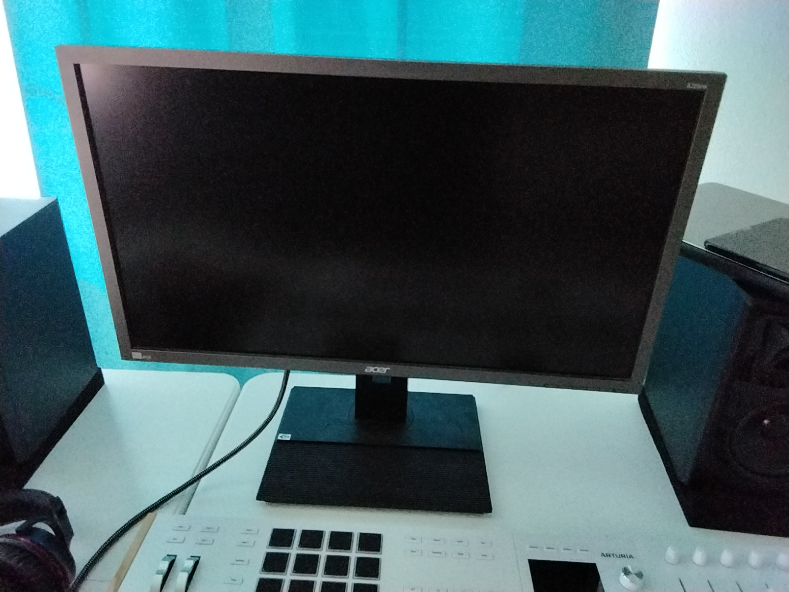 Acer 28 Inch 4k Monitor, B286HK with rolling stand and remote, Local Pick Up only.
